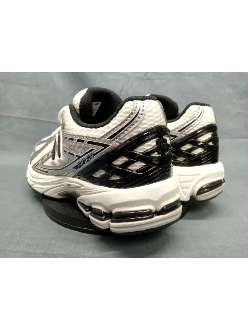 New Balance 1906 (GS) Sneakers GC1906ER Grey Black Boys Size 4.5 NEW IN BOX!
